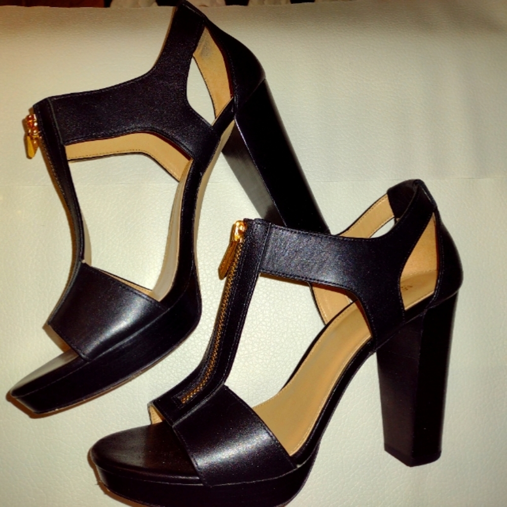 Beautiful SZ 9 Michael Kors black heels